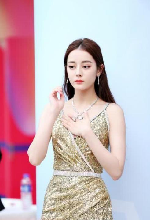 热巴真是太性感,裙子短到尽头,坐下那刻自己都脸红了