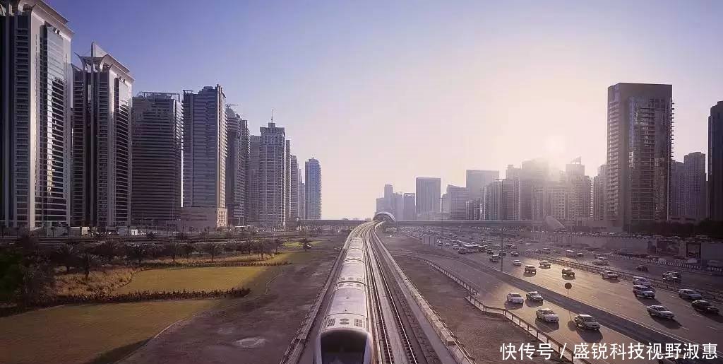 我国距离地面最高的高铁站，站台高于地面约18米，有空中火车站之