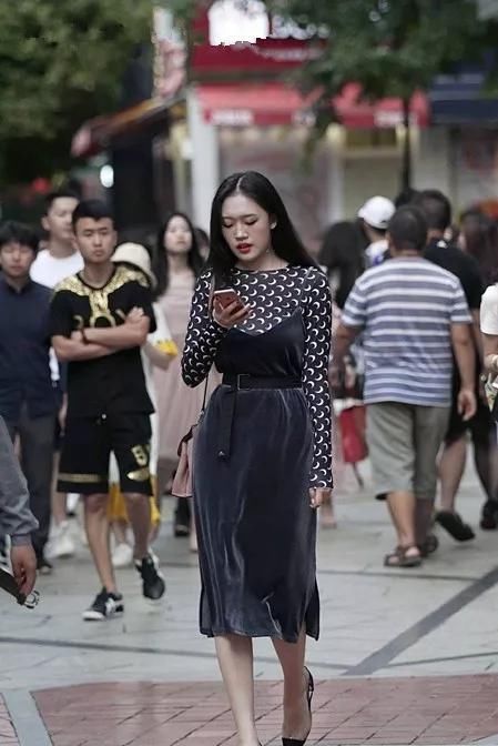  身上穿着一■夏日出街就穿高跟鞋,让你带着自信与魅力