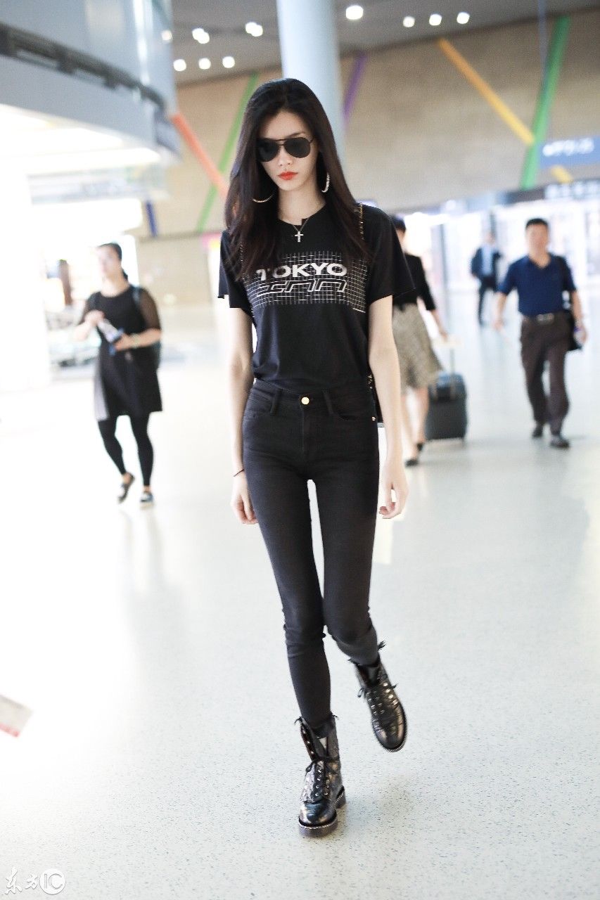 奚梦瑶现身上海机场，紧身裤秀出胯部 网友:大耳环第一次见!