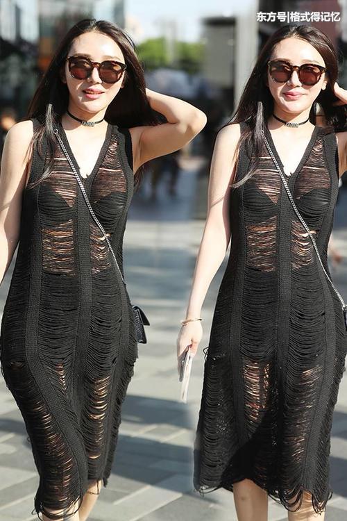 美女真敢穿！黑色镂空线条连衣裙不搭披肩就出门了，个性、时尚！