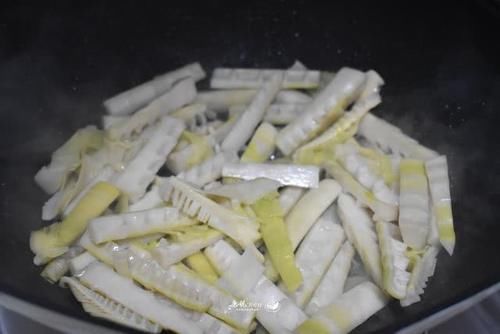  把春笋@春天最馋的一道菜就是它，鲜嫩味美，比有肉还要香，简单炒就好吃