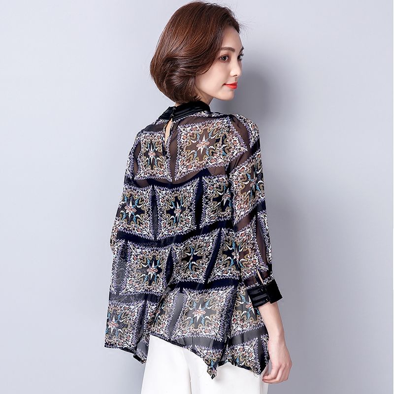 国庆出游，穿9款小衫，同行同事夸我长得精致有气质，心里美滋滋