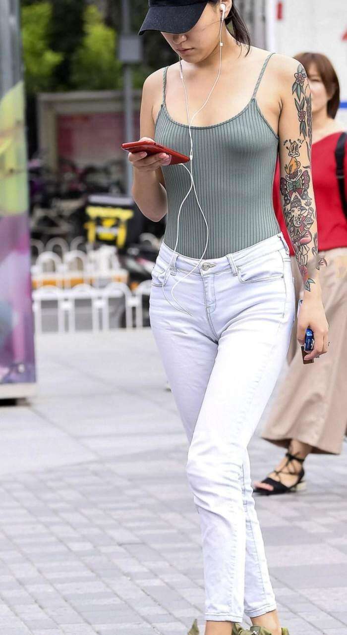 街拍: 纹身小姐姐, 这么穿展现野性一面