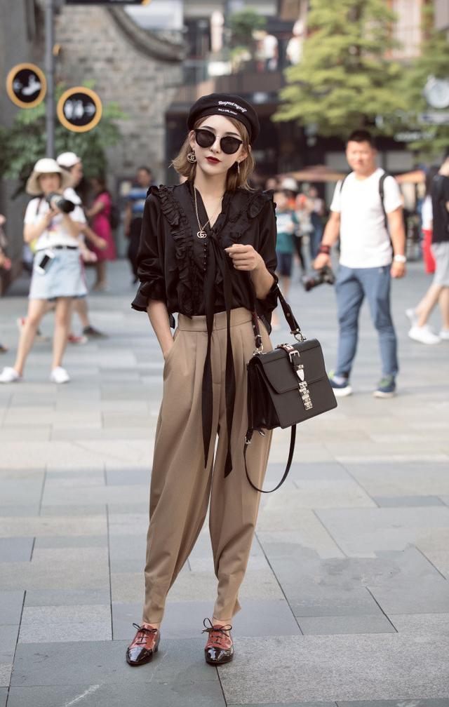 街拍, 性感美女白色背心搭配黑色内衣, 身材丰满 可爱的让人激动!