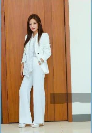 43岁的赵薇穿白西装太霸气，35岁的韩雪却不一样，网友：太仙气了