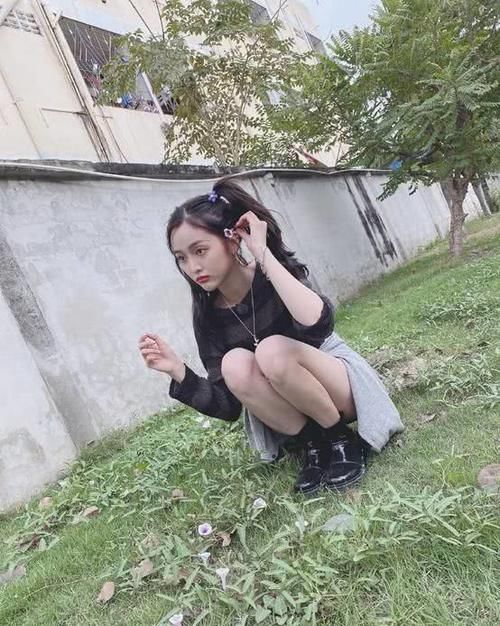  「会让人觉得比较」吴宣仪真是少女感十足！穿紫色衬衫搭配百褶裙，看上去学院风满满