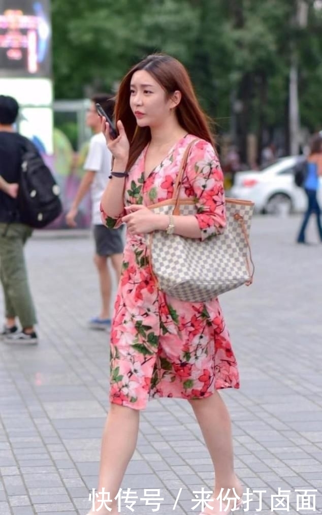 「美女」清爽的波点裙外搭帅气的西装,简单大方照样能穿出潮范!