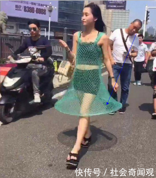 女孩穿渔网上街溜达,让人很是诧异,男子的目光却在最后一张图上
