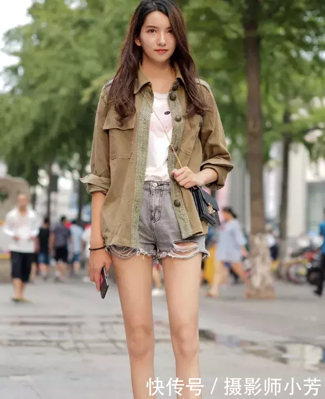 街拍:时尚柔美的打底裤小姐姐,娇俏迷人,勾勒出动人心弦的曲线