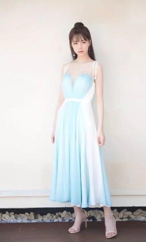 沈梦辰太会玩了，竟把鞋子“抠”掉一块，莫不是太热了要透气?