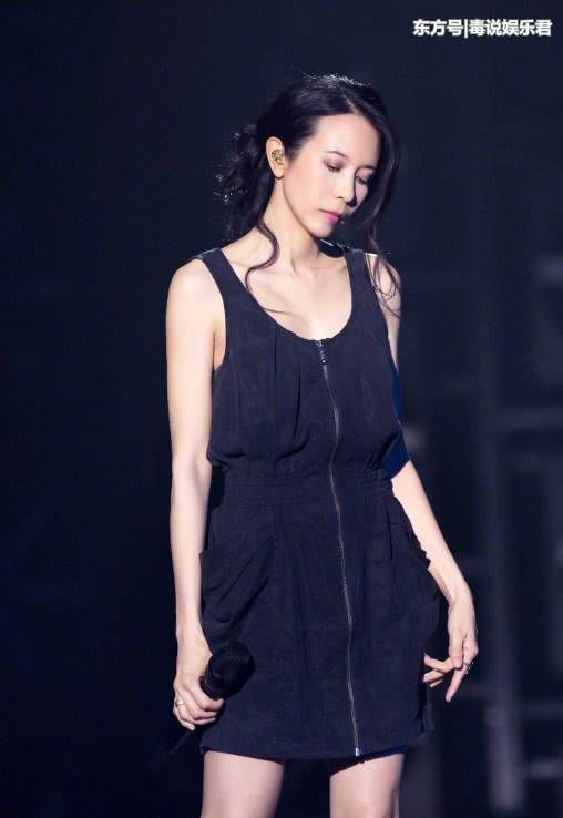 莫文蔚的腿也太长了，感觉下一秒就折断的样子，美腿中的战斗机!