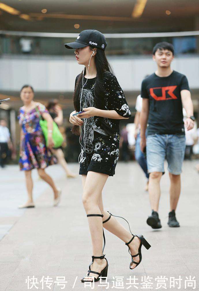 美的女街拍， 黑色上衣性感撩人， 时尚又大方!