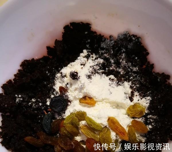  「营养」秋天就爱吃这样的南瓜饼，松软香甜，营养丰富，孩子很爱吃！