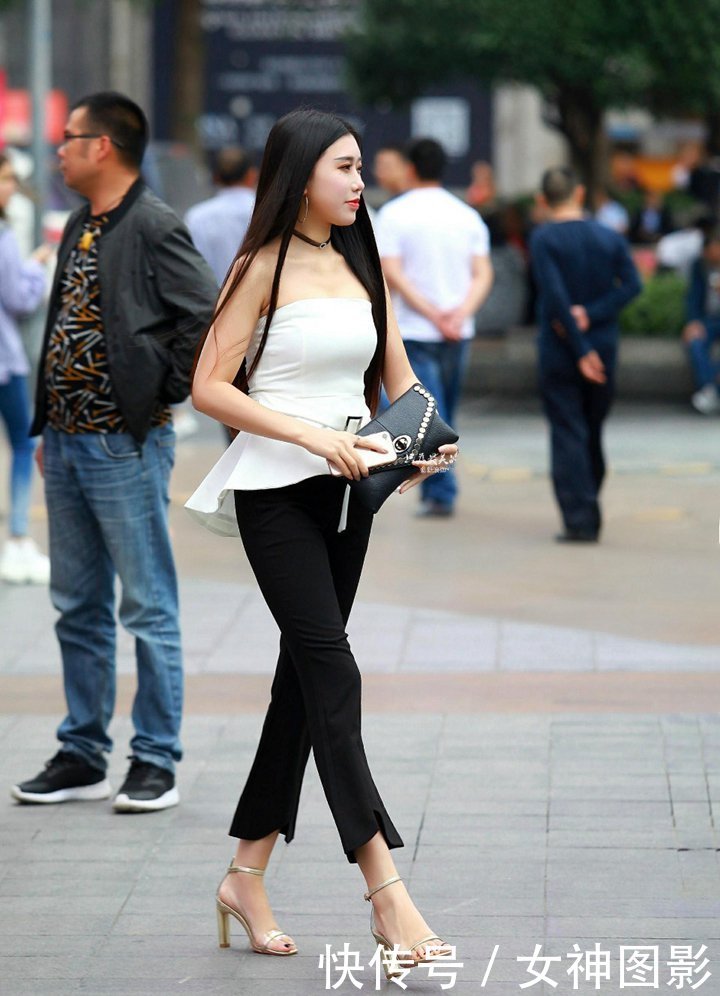 穿白色抹胸裙的小姐姐，优雅又迷人！