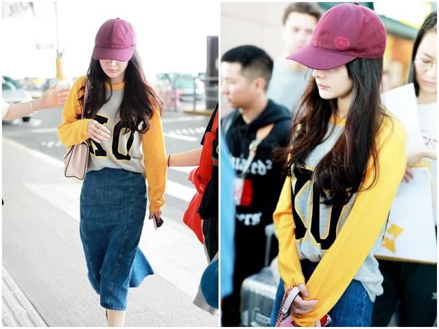 杨幂字母T配牛仔裙造型现身机场，网友：休闲风的幂幂也很美