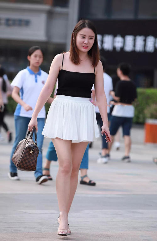 微胖美女的福音,小短裙配吊带衣让你穿出少女的青春