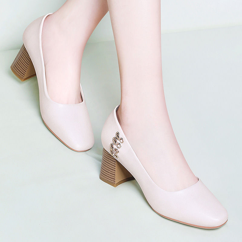 聪明女人三伏天早就不穿高跟鞋了!现在流行舒适“瓢鞋”，美翻