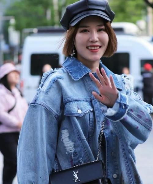  美女■养眼女神街拍：气质高雅的美女，一条粉色的连衣开叉裙，时尚女神风采迷人