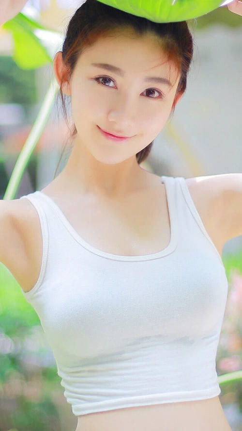  白色：白色吊带衫，越是简单也是好看