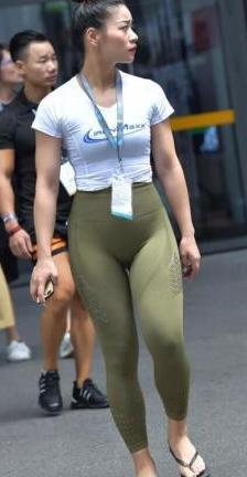 女人这样穿“打底裤”出门，原本的美丽荡然无存了，真替她可惜啊