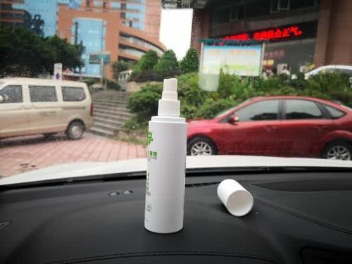 正常行驶途中,汽车前挡却起雾了,这时候该怎么办好?