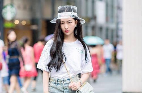  特别适合：头发多女生，从肩部往下烫卷的发型，时尚好打理