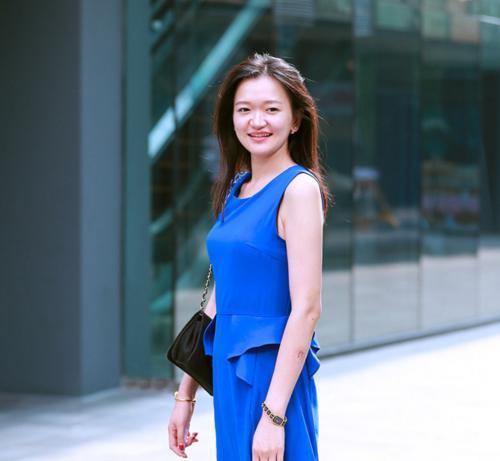 街拍：端庄美女散发出迷人的女人味，尽显性感的女性气息！