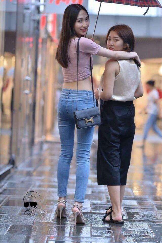 出现在街头的姑娘穿搭自己喜欢的衣服,把自己打扮美美的