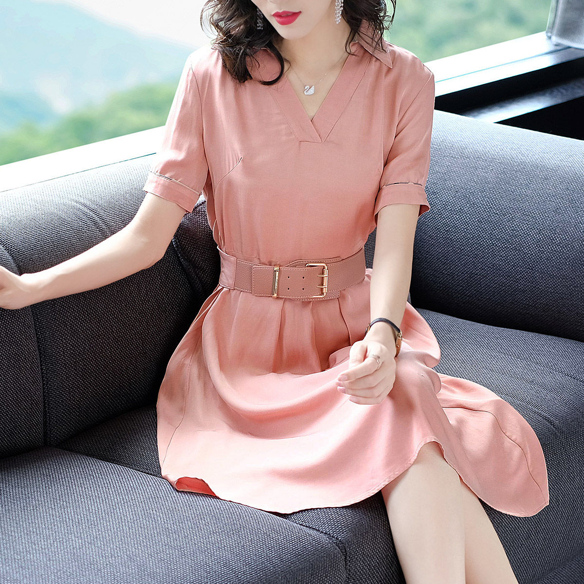 如今70后女人都流行这样穿，换上这连衣裙，居然美得不敢相信