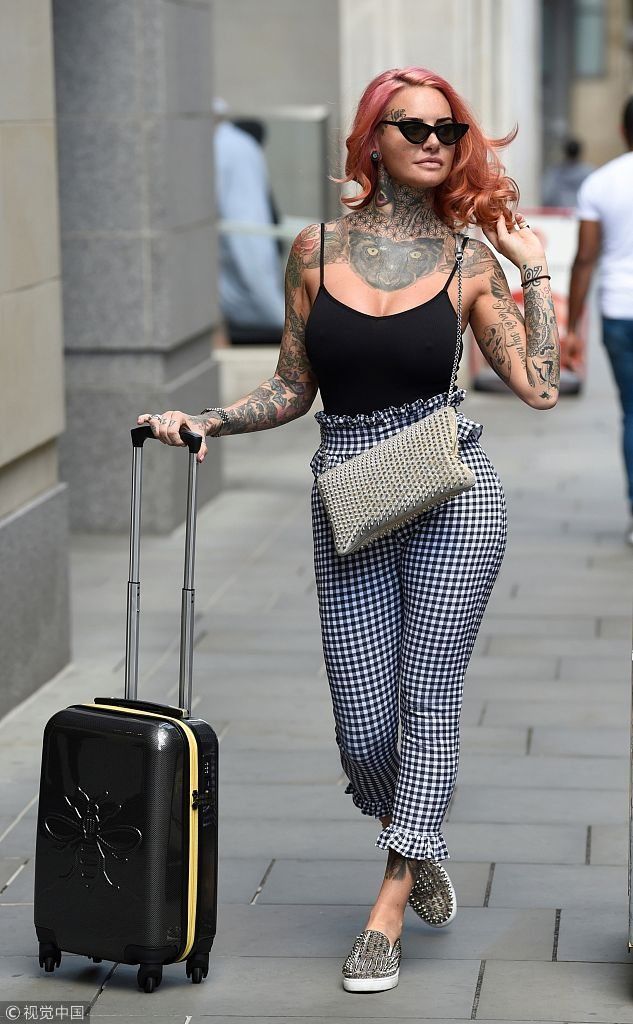 纹身上面长个脸!杰玛露西橘红色新发型臭美不停 肥臀大胸凹造型