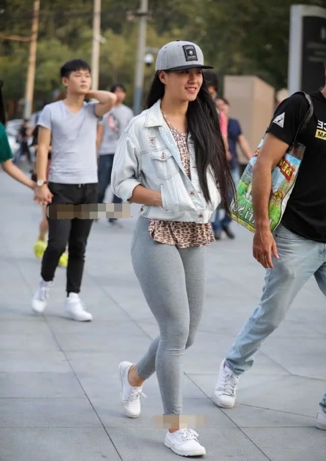 可爱小姐姐紧身裤勾勒浑圆的臀线，清纯的长相可爱又俏皮