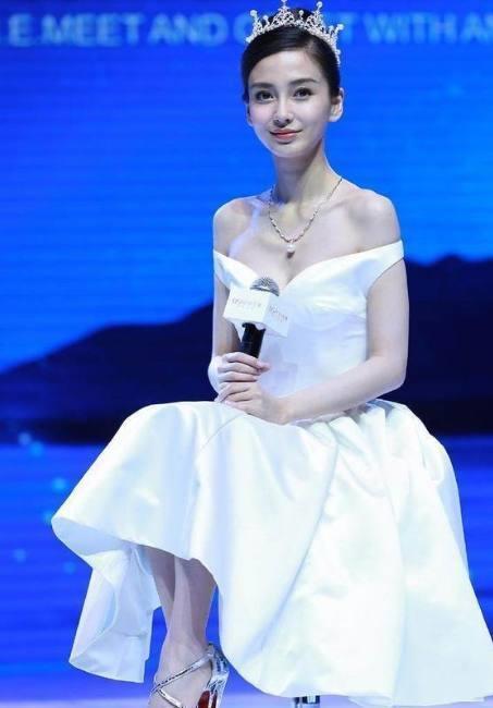 赵丽颖穿高跟鞋，热巴穿高跟鞋，而她穿高跟鞋却让人想舔屏！