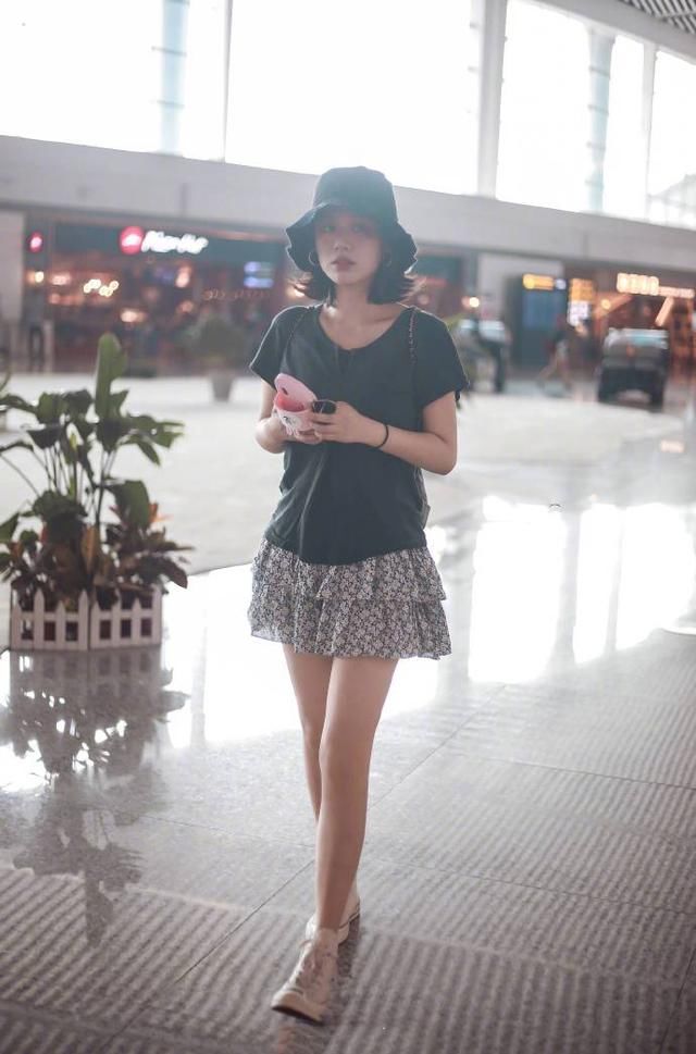 马思纯穿泳装裙现身机场，坐下后尽显美腿，网友：欧豪不知珍惜！