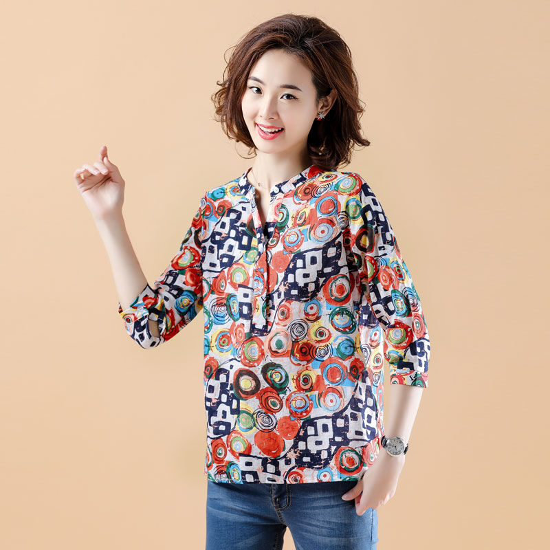 我的妈!55岁婆婆也太时髦了，秋天穿小衫+萝卜裤，美到不敢认