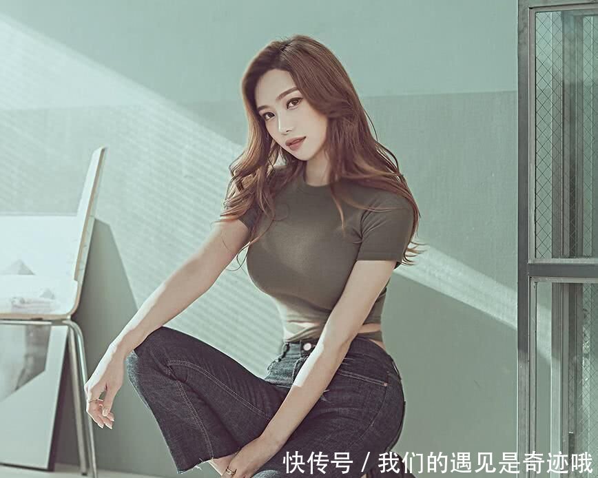 街拍：清纯迷人长腿的美女，曲线丰腴,怎么穿都能自带女神气息