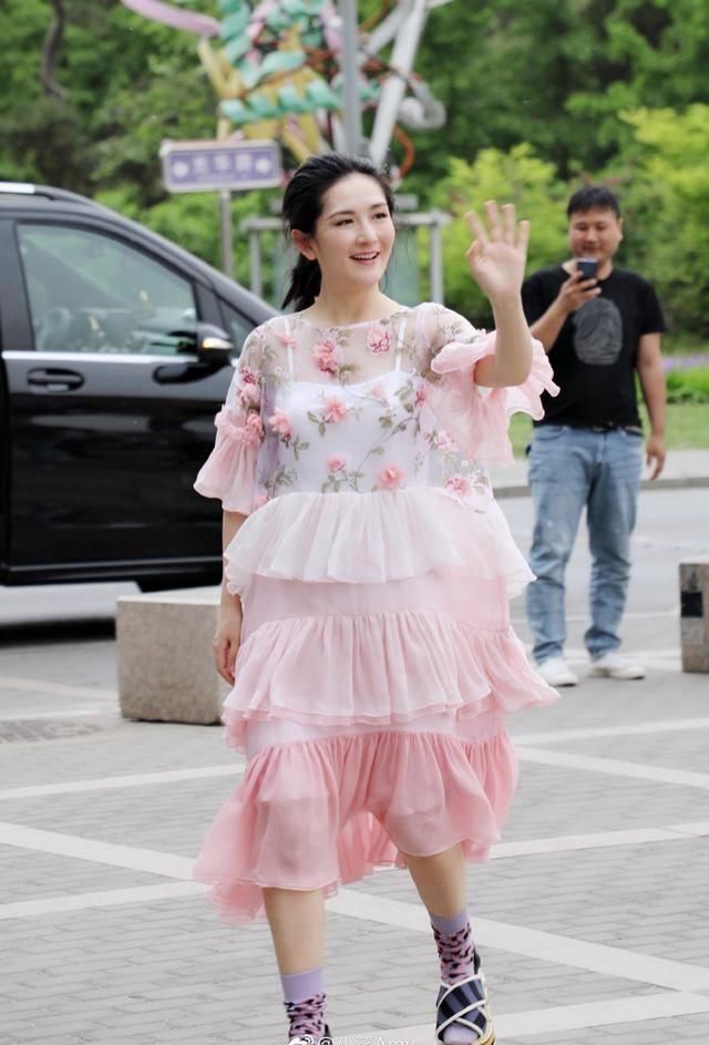 吴昕机场穿拖鞋，谢娜出席活动穿拖鞋，网友:明星的时尚看不懂!