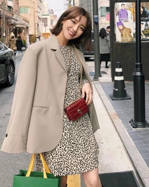  [衬衫]别再愁外套里面穿什么了，有这3件，美一整年