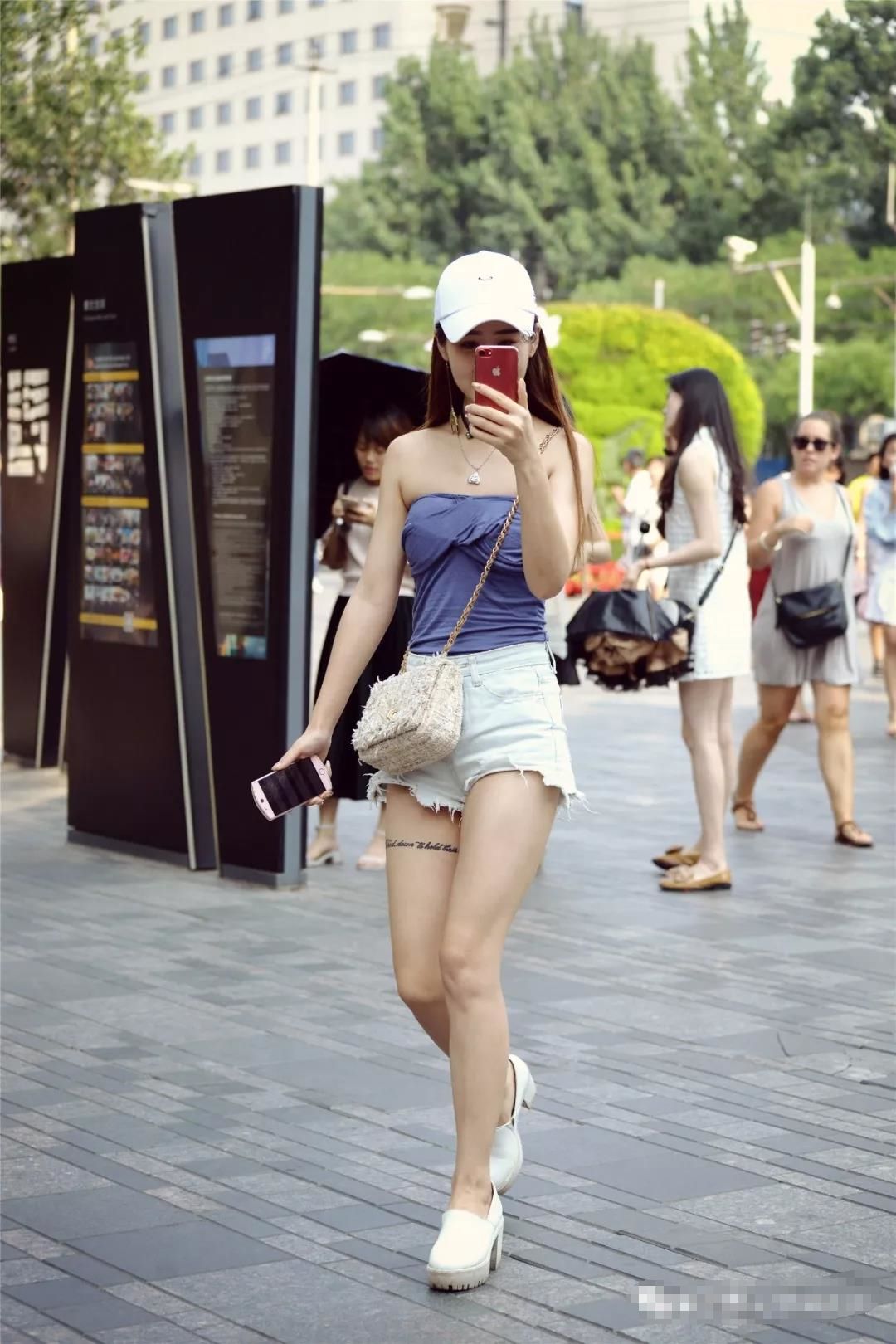 街拍路人，长得好看，普通的穿搭，就可以美成女神
