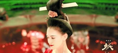 专业户■女星红衣杀，景甜温婉，彭小苒赵丽颖红衣专业户，谁才算惊艳