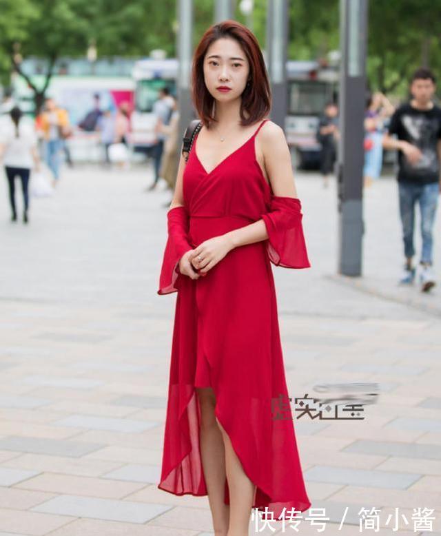 街拍女孩：时尚俏丽袅袅娜娜，长腿均匀有致！