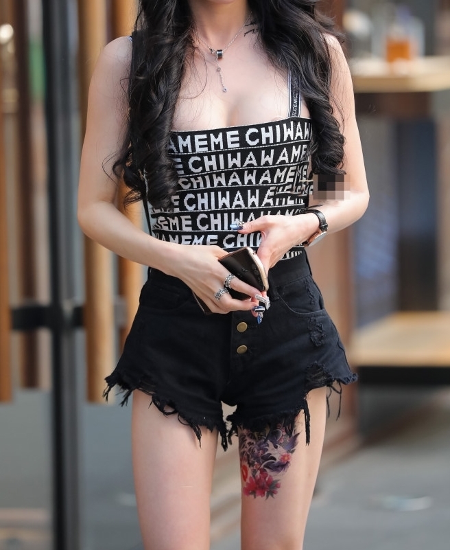 波浪卷长发小姐姐紧身裤穿出曼妙身姿，甜美的笑容让人看了着迷