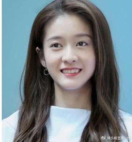 尴尬！张雪迎连衣裙撞衫迪丽热巴，网友：没有胖迪好看！