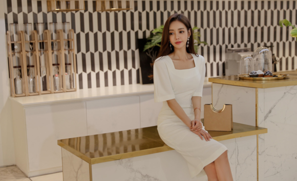 女神孙允珠，白绸玛丽皇妃花季皎月半袖裙