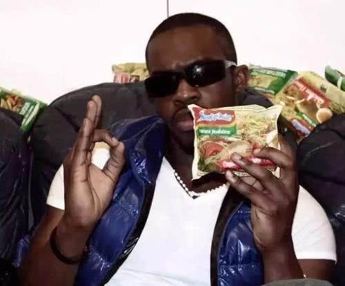  非洲@中国的泡面在非洲火爆到什么程度？非洲小哥：能当钱用！