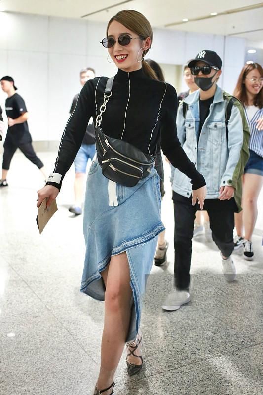 女团回京：孟美岐穿尖嘴鞋，吴宣仪穿水晶凉鞋，杨超越鞋子显性格