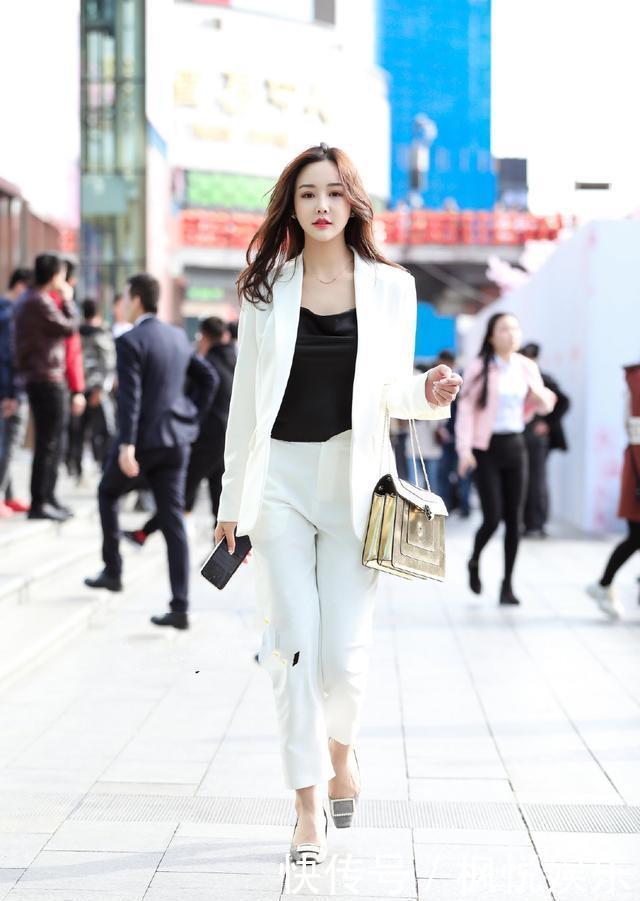  [严谨]一穿上严谨的职业装就不美了？这几款时尚单品，让你柔媚又优雅