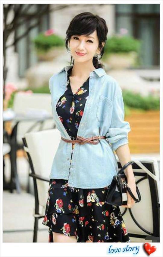 赵雅芝独现机场，63岁年龄穿出36岁的风情，网友：黄锦燊咋放心的