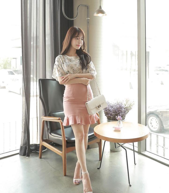 短裙搭配高跟鞋, 妹子的气质美展露无遗