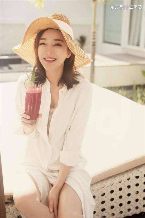 轻熟装扮的秦岚 ，分红肚兜性感十足，网友: 妩媚，太有料了！